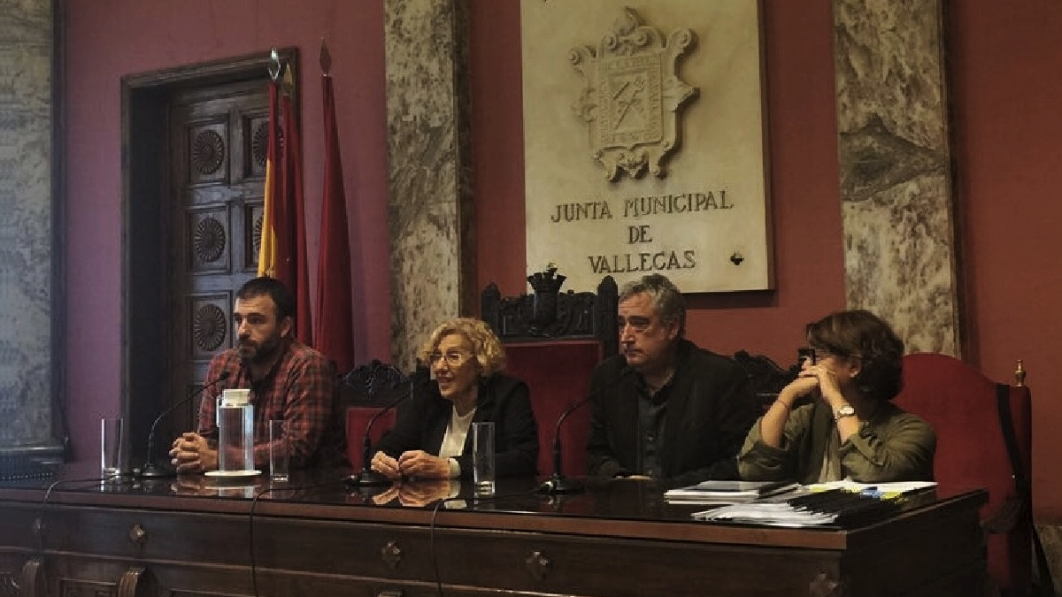 La alcaldesa Carmena junto con el concejal vallecano Paco Pérez y otros dos ediles en Vallecas. (Foto: Madrid)