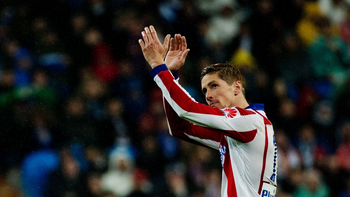 Fernando Torres aplaude a los aficionados durante un encuentro con el Atlético