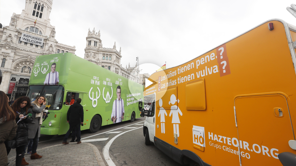 Caravana de Hazte Oír junto al autobús de ‘El Intermedio’ de laSexta frente al Ayuntamiento de Madrid. (Foto: EFE)