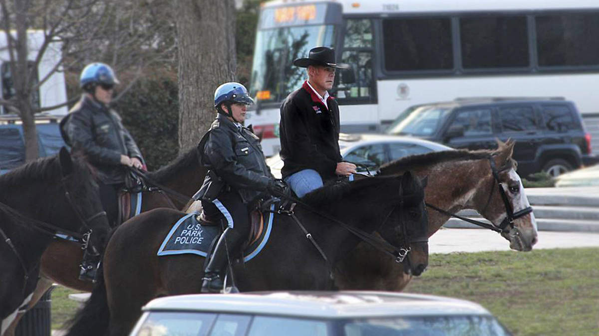 Ryan Zinke a caballo por las calles de Washington. (Foto: Twitter)