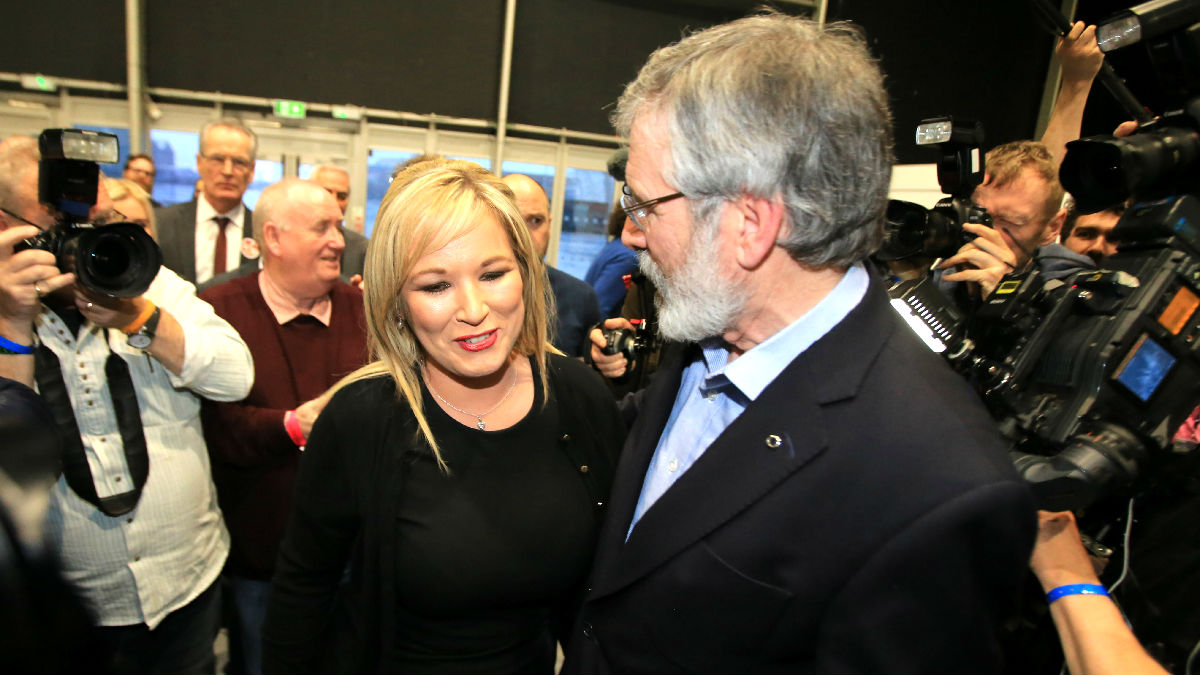 Michelle O’Neill y Gerry Adams (Foto: AFP).