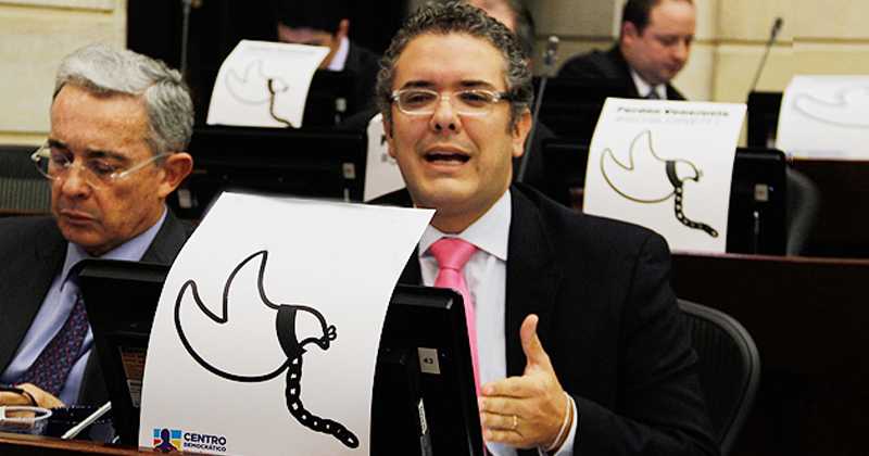 Iván Duque se dirige al Parlamento colombiano, junto al líder del CD, el ex presidente Álvaro Uribe.