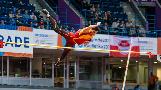 Jorge Ureña aseguró su medalla de plata en la pértiga.