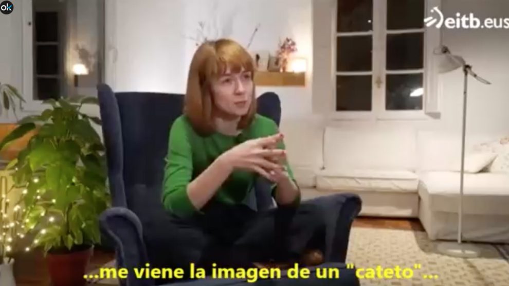 La actriz Miren Gaztañaga durante la entrevista llamando «catetos» a los españoles.