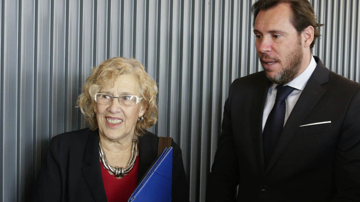La alcaldesa de Madrid, Manuela Carmena, junto con el portavoz de la Ejecutiva del PSOE y alcalde de Valladolid, Óscar Puente