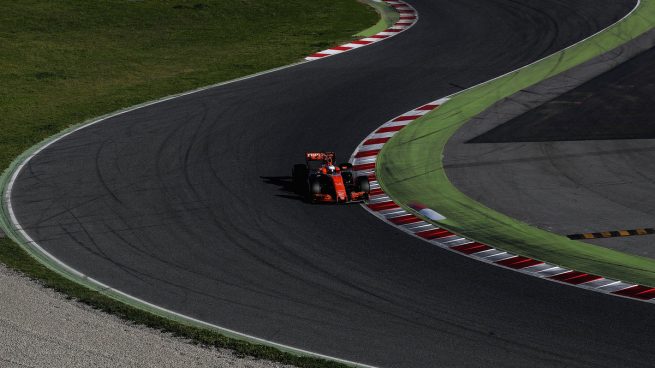 Fernando Alonso durante los test en Barcelona con el McLaren-Honda Getty)