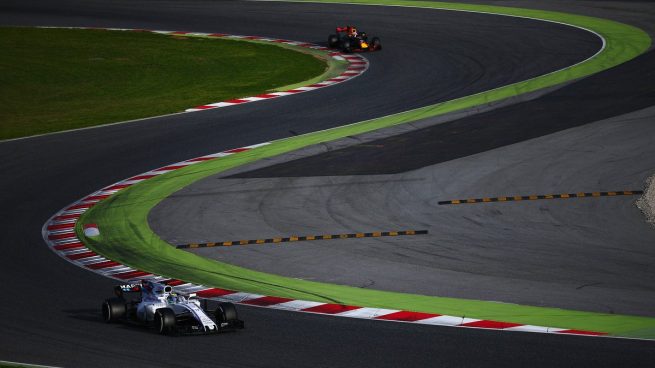 Felipe Massa, perseguido por Daniel Ricciardo en los test de Barcelona (Getty)