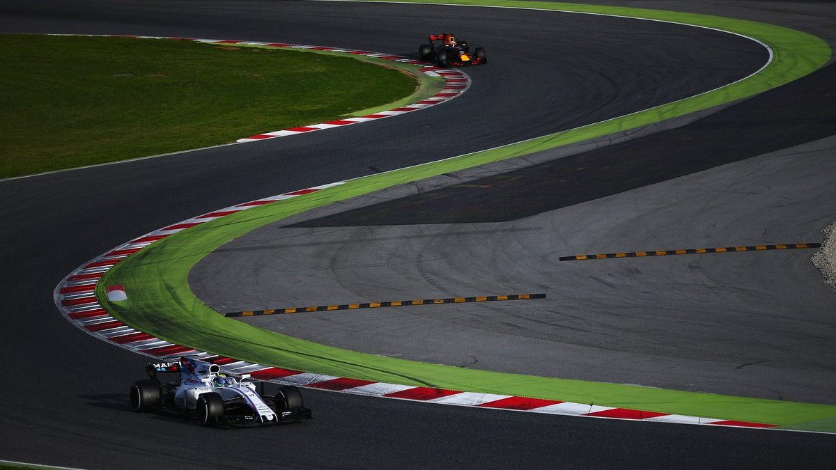 Felipe Massa, perseguido por Daniel Ricciardo en los test de Barcelona (Getty)