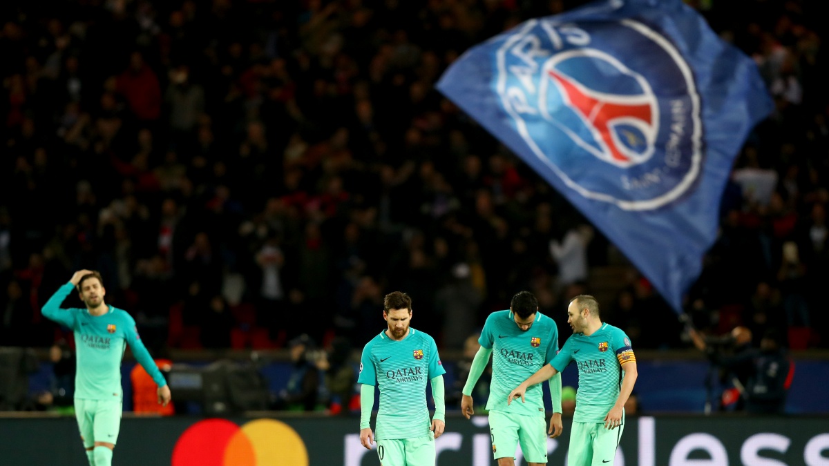 Los futbolistas del Barcelona tras encajar un tanto ante el PSG