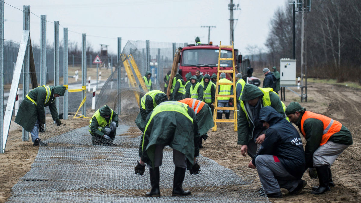 Trabajos de construcción de la segunda fase de vallas en la frontera de Hungría y Serbia. (Getty)