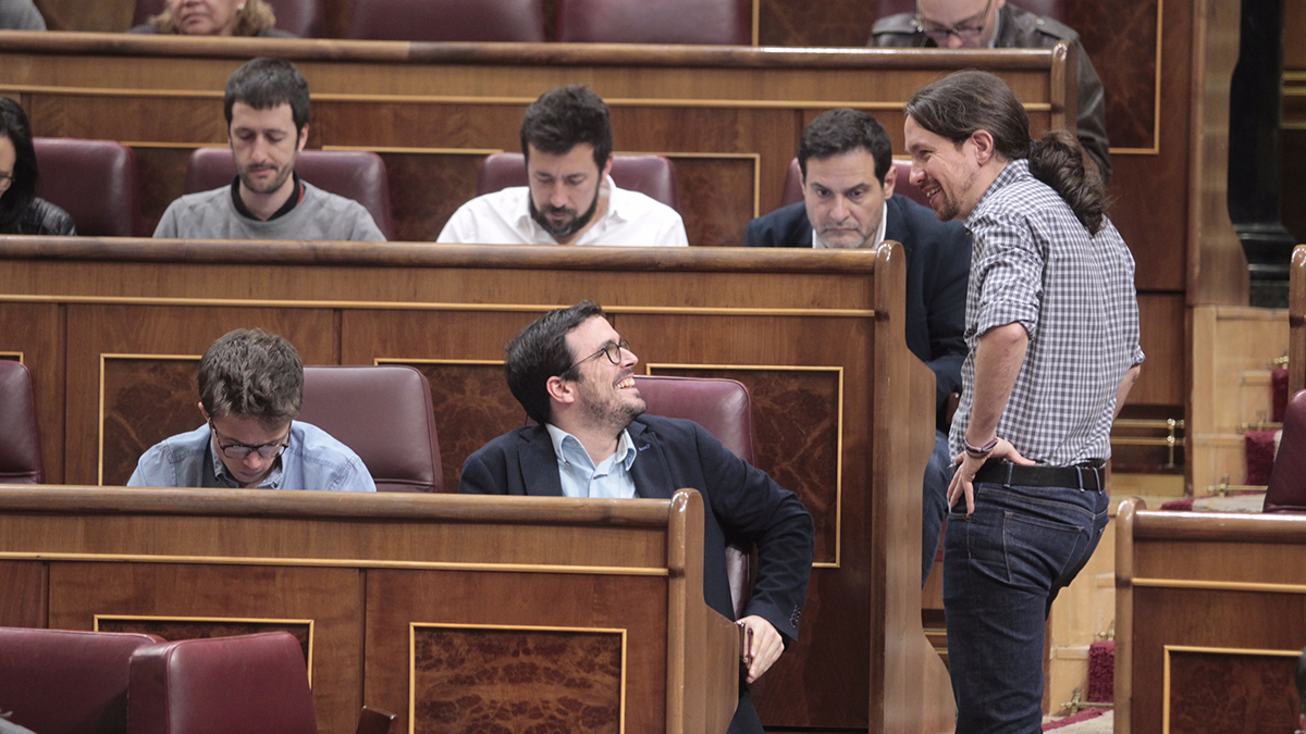 Pablo Iglesias riéndose con Alberto Garzón junto a un serio Iñigo Errejón (Foto: Francisco Toledo)