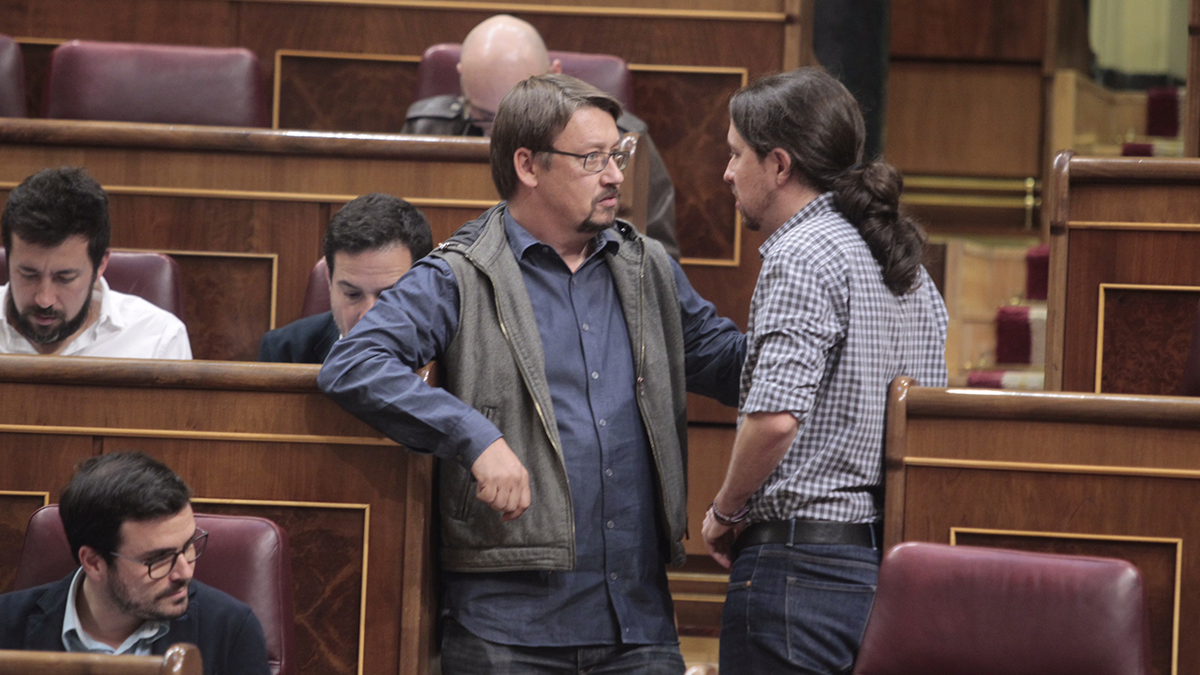 Pablo Iglesias hablando con Xavier Domènech en el Congreso. (Foto: Francisco Toledo)