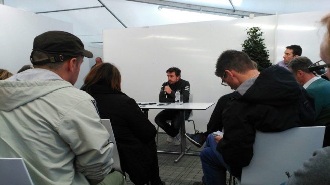 Fernando Alonso durante la rueda de prensa tras la jornada de test (Ignacio Albero)