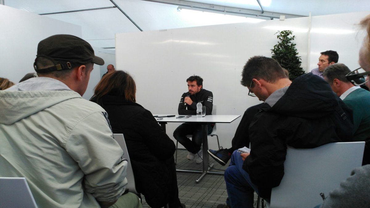 Fernando Alonso durante la rueda de prensa tras la jornada de test (Ignacio Albero)