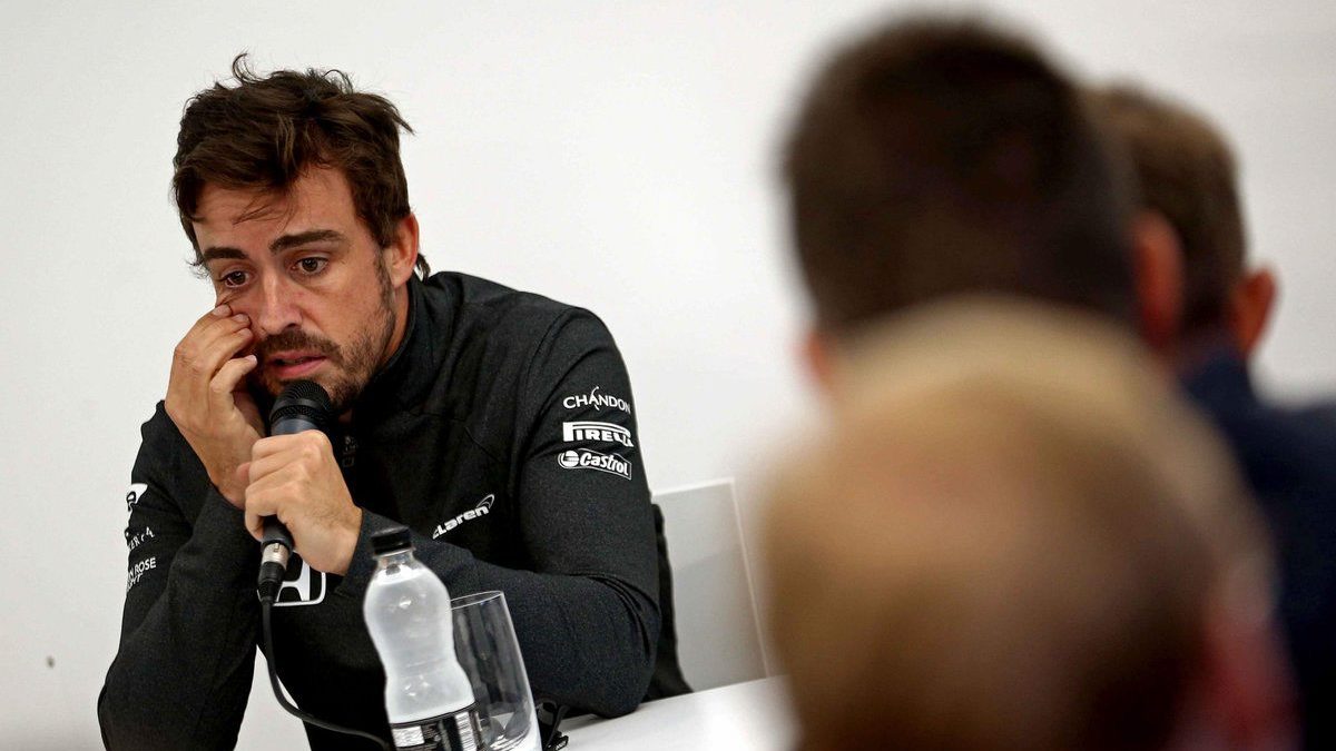 Fernando Alonso contestando a las preguntas en rueda de prensa