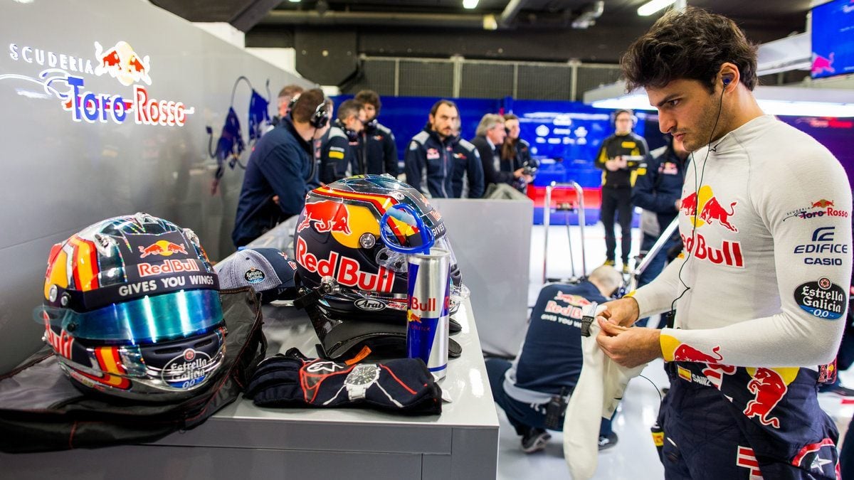 Carlos Sainz preparándose para subir al Toro Rosso ST12 Getty)