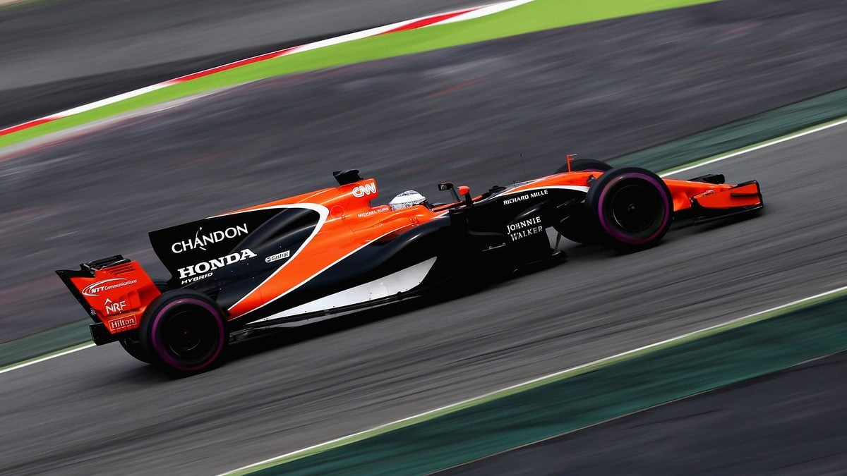 Fernando Alonso con el MCL32 en el Circuit de Barcelona-Catalunya Getty)