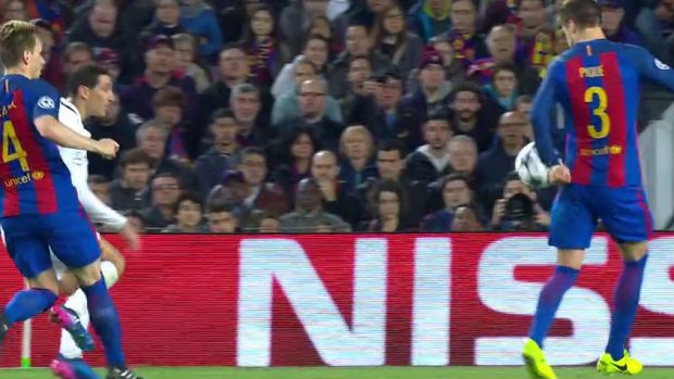 El árbitro birló tres penaltis al PSG, se inventó uno a Neymar y otro a Suárez y descontó hasta que remontó el Barça
