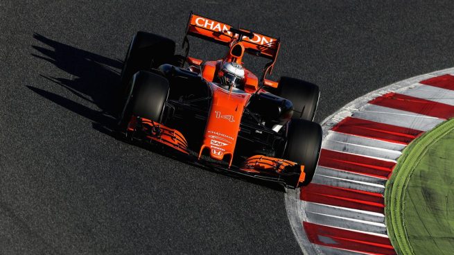 Fernando Alonso pilotando el MCL32 naranja (Getty)