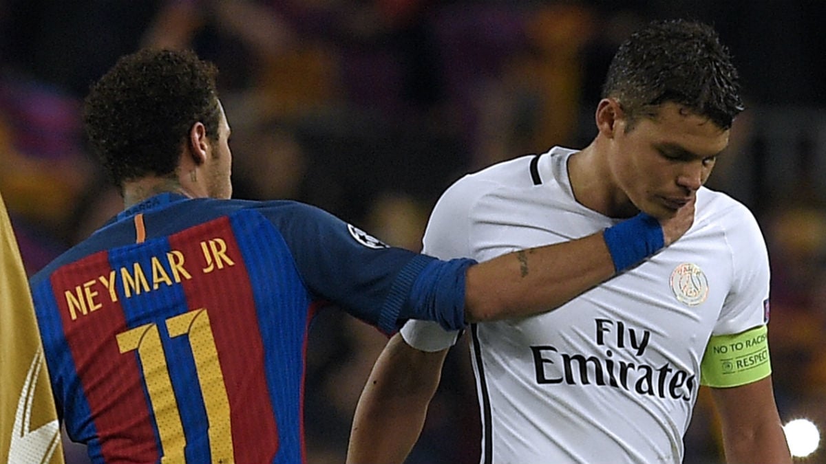 Neymar intenta consolar a Thiago Silva. (AFP)