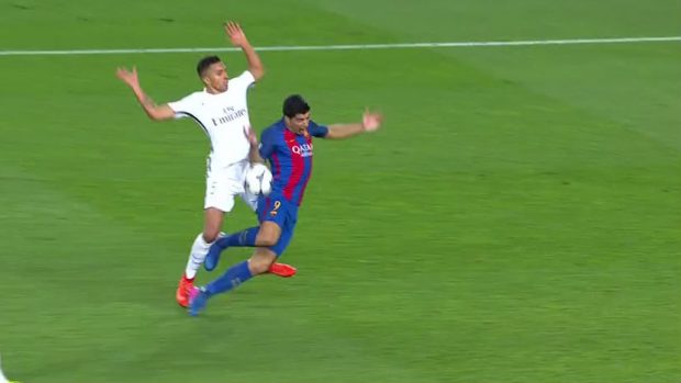 El árbitro birló tres penaltis al PSG, se inventó uno a Neymar y otro a Suárez y descontó hasta que remontó el Barça
