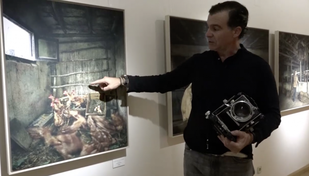 Fernando Manso explicando una de las fotografías que componen su última exposición 'Norte' en la Galería Ansorena. 