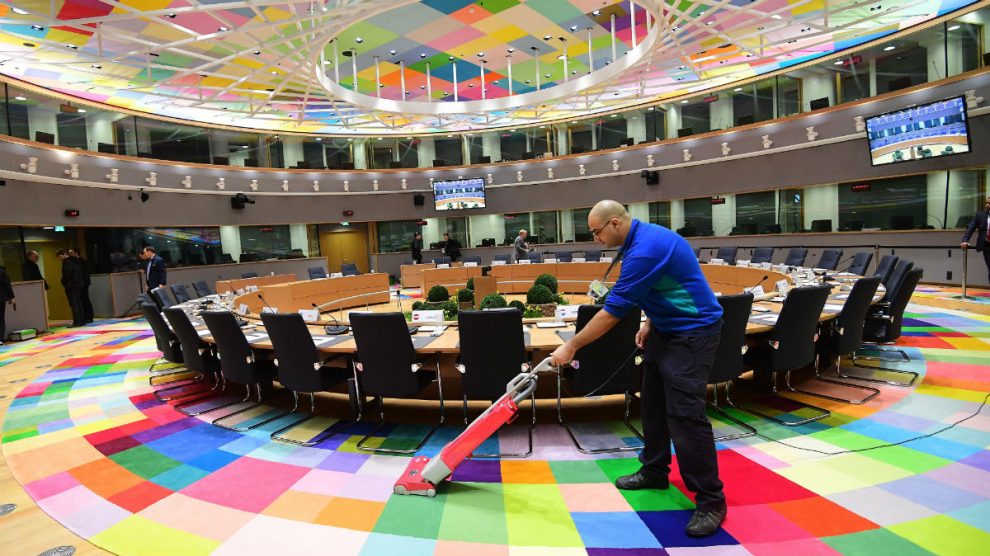 Un operario prepara la sala para el Consejo Europeo en Bruselas. (AFP)
