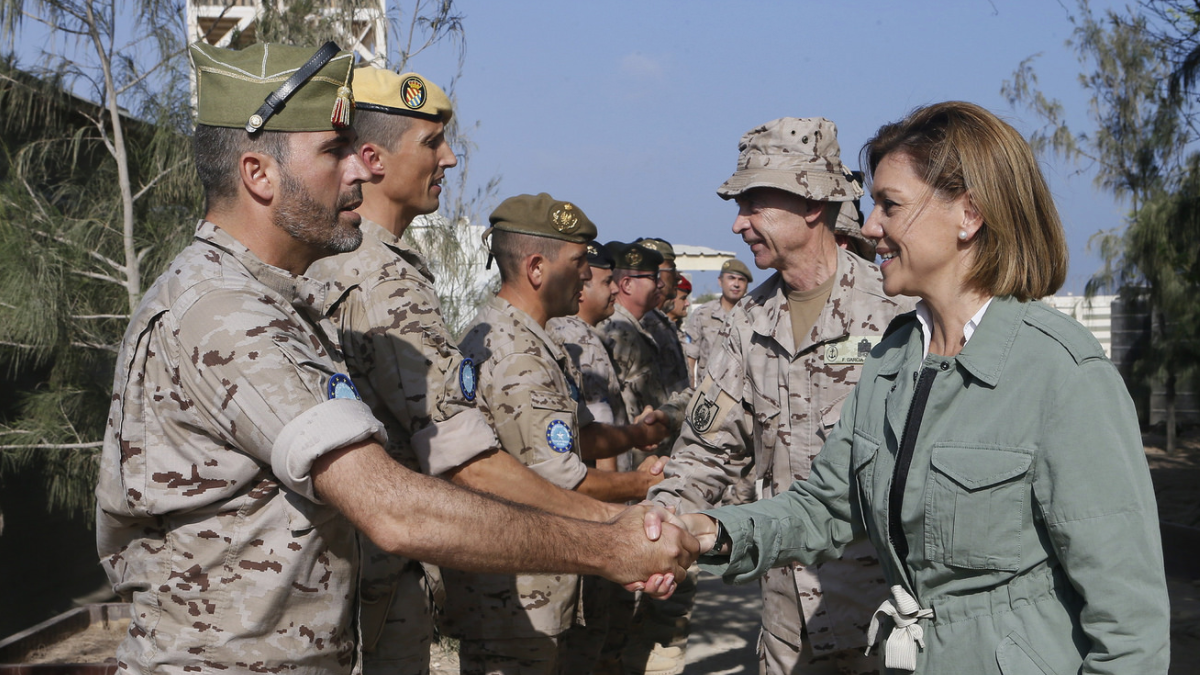 La ministra de Defensa, María Dolores de Cospedal, visita a nuestros soldados en EUTM Somalia. (Foto: Defensa)