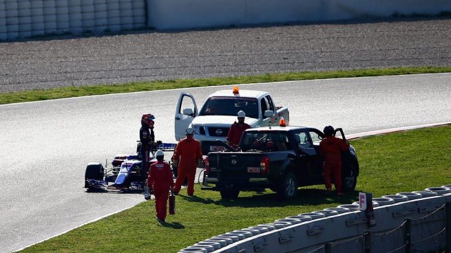 Daniil Kvyat con el Toro Rosso tirado (Getty)