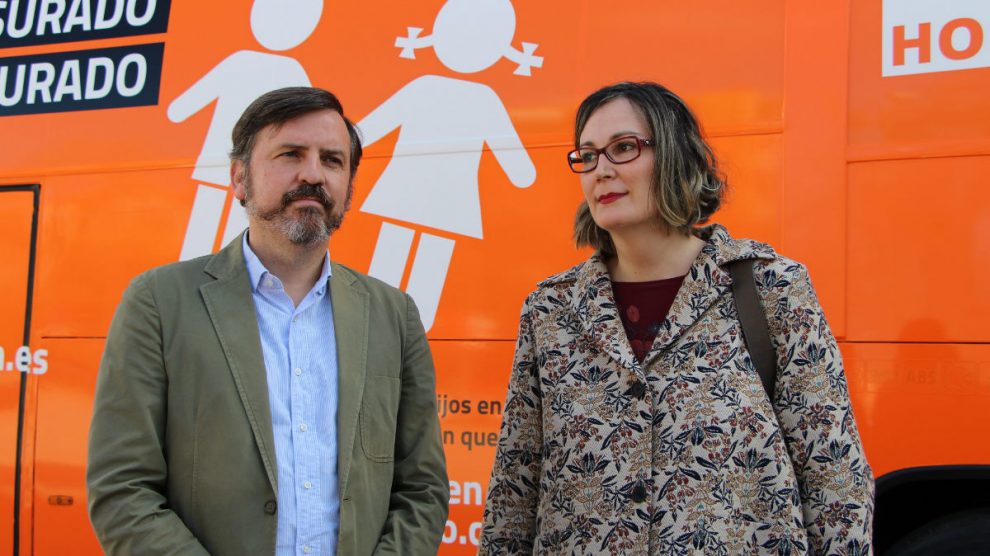 Ignacio Arsuaga, presidente de Hazte Oír, junto a Charlotte Goiar con el polémico autobús a sus espaldas. Foto: HO