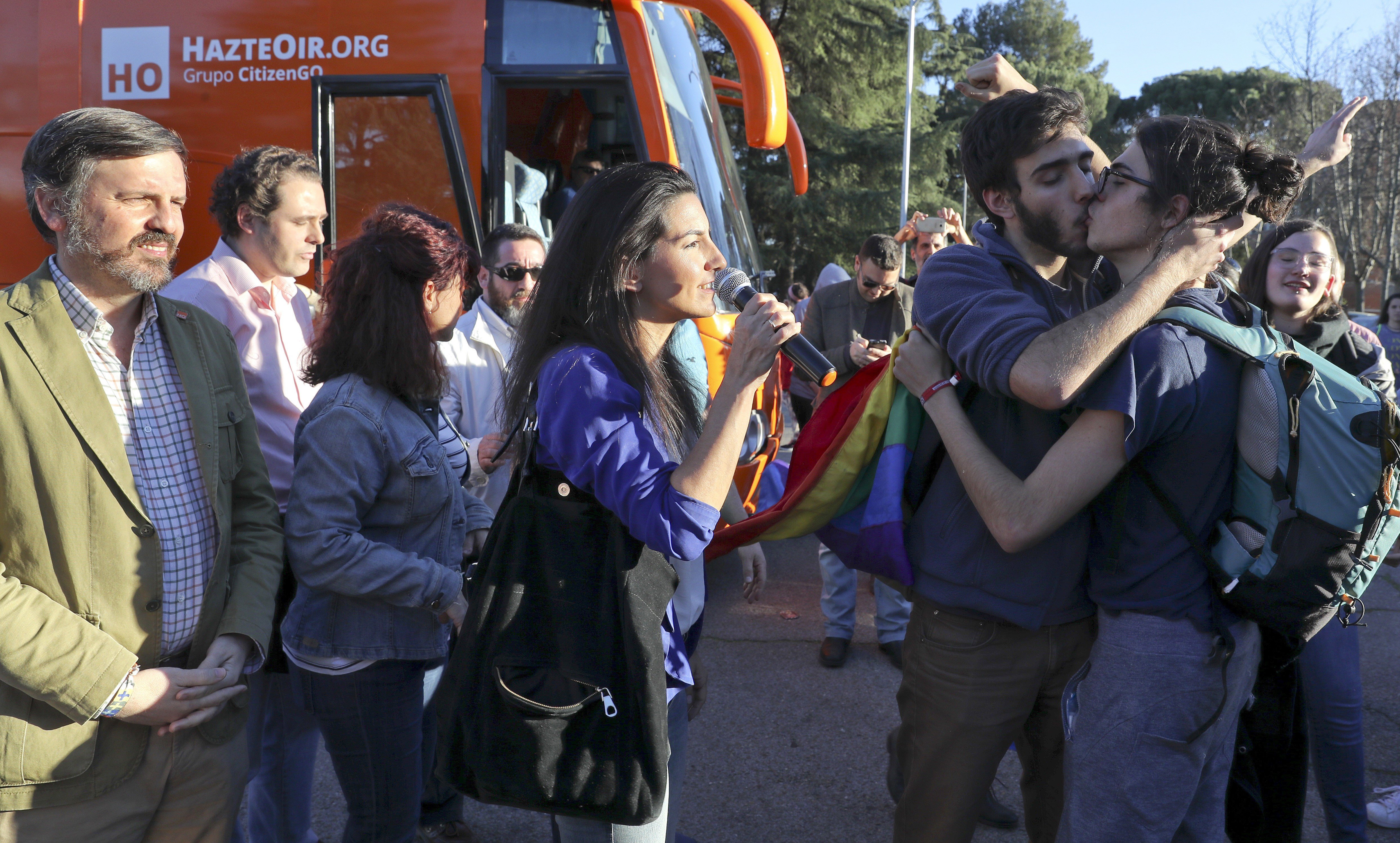 El presidente de HazteOir, Ignacio Arsuaga, a su llegada a la facultad de Derecho de la Universidad Complutense. (Foto: EFE)