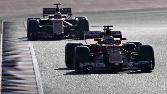 El Ferrari de Kimi Raikkonen, por delante de Fernando Alonso, de McLaren-Honda (Getty)