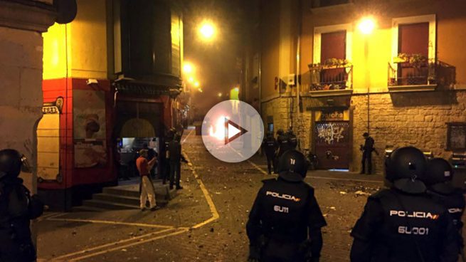 Una manifestación proetarra siembra de violencia las calles de Pamplona