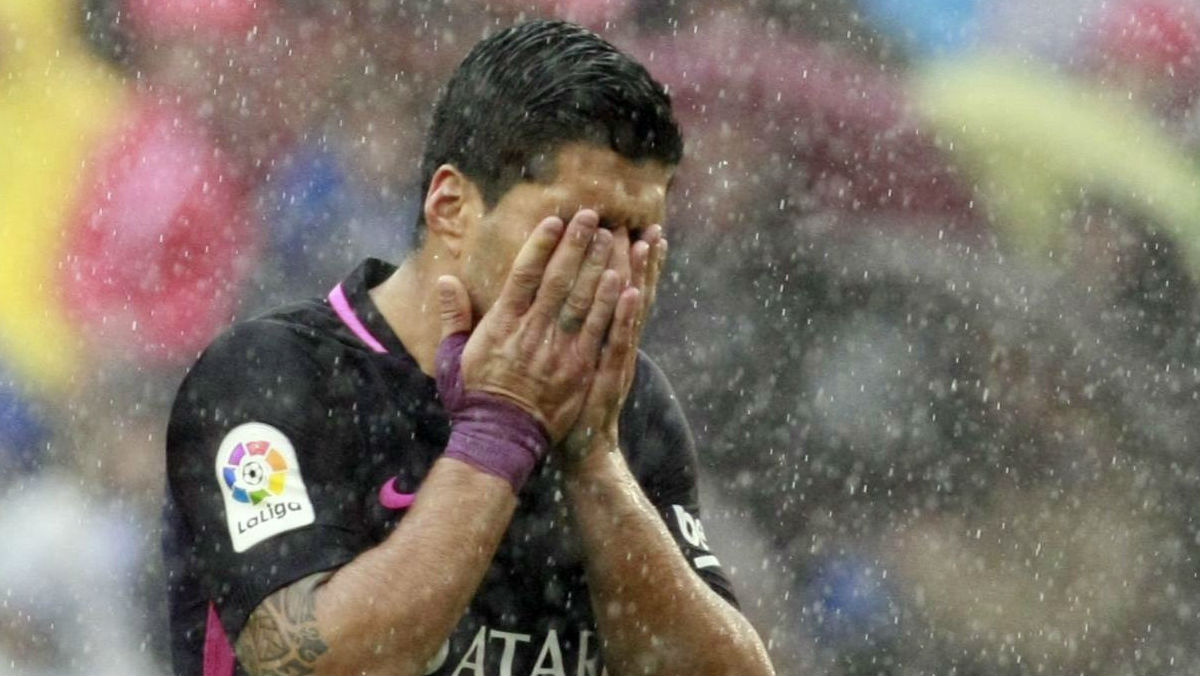 Suárez se lamenta bajo la lluvia. (EFE)