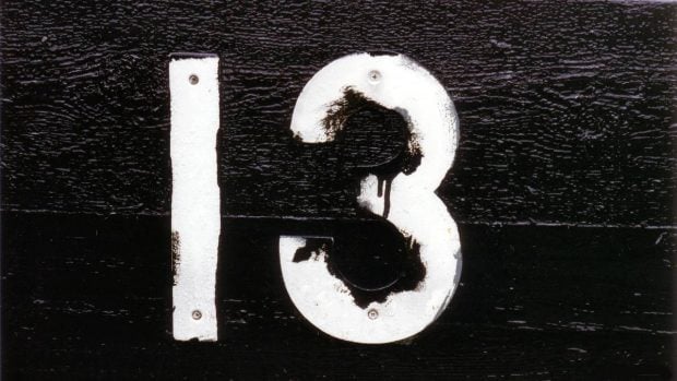 Por qué se dice que el número 13 es de mala suerte