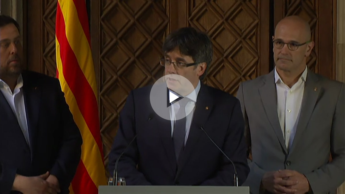 Carles Puigdemont, junto a Oriol Junqueras y Raül Romeva, en rueda de prensa.