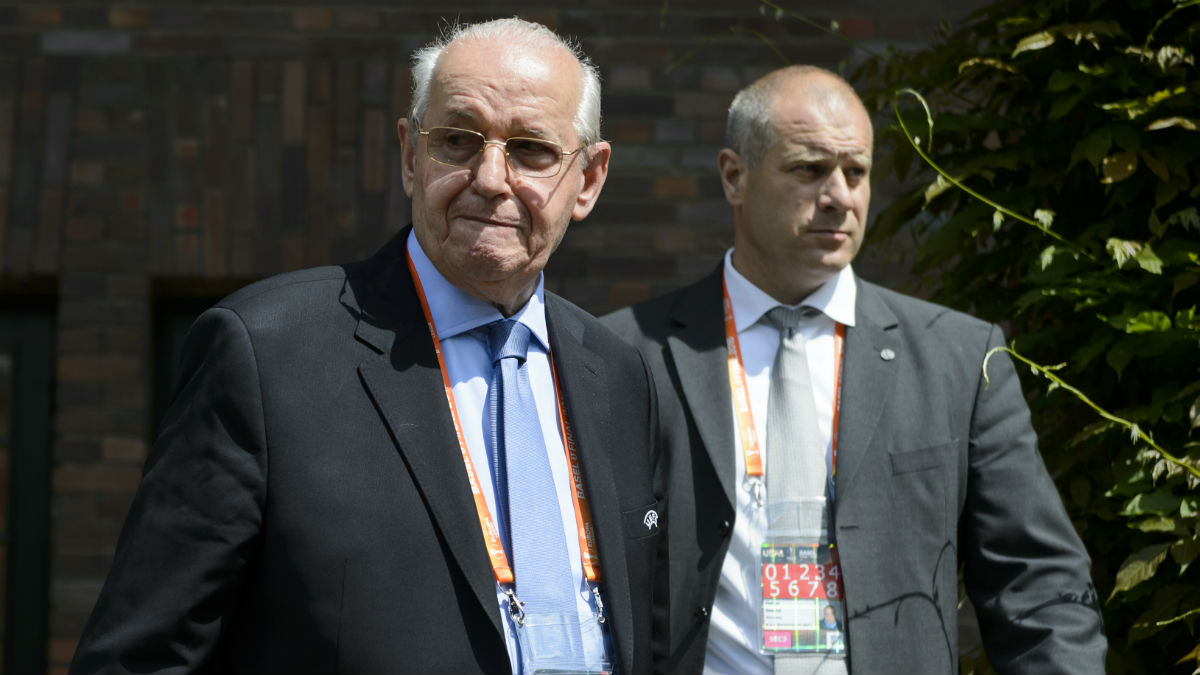 Senes Erzik como cargo de la UEFA. (AFP)