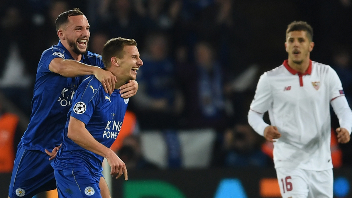 Albrighton y Drinkwater celebran el segundo gol del Leicester.