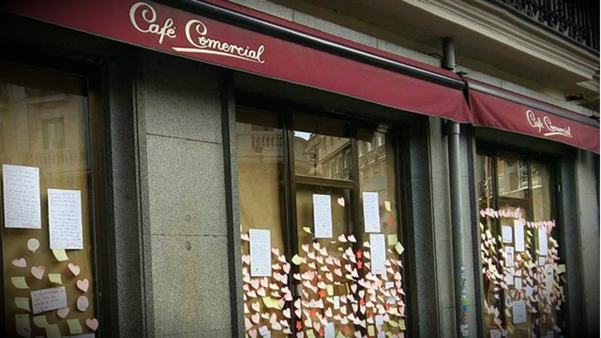 Las cristaleras del Café Comercial de Madrid, llenas de mensajes de lamento por su cierre en 2015. (R.Pla/Flickr)