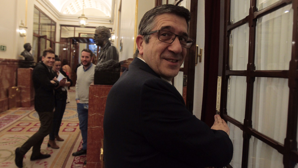 Patxi López sonriente en los aledaños del Congreso de los Diputados (Foto: Francisco Toledo)