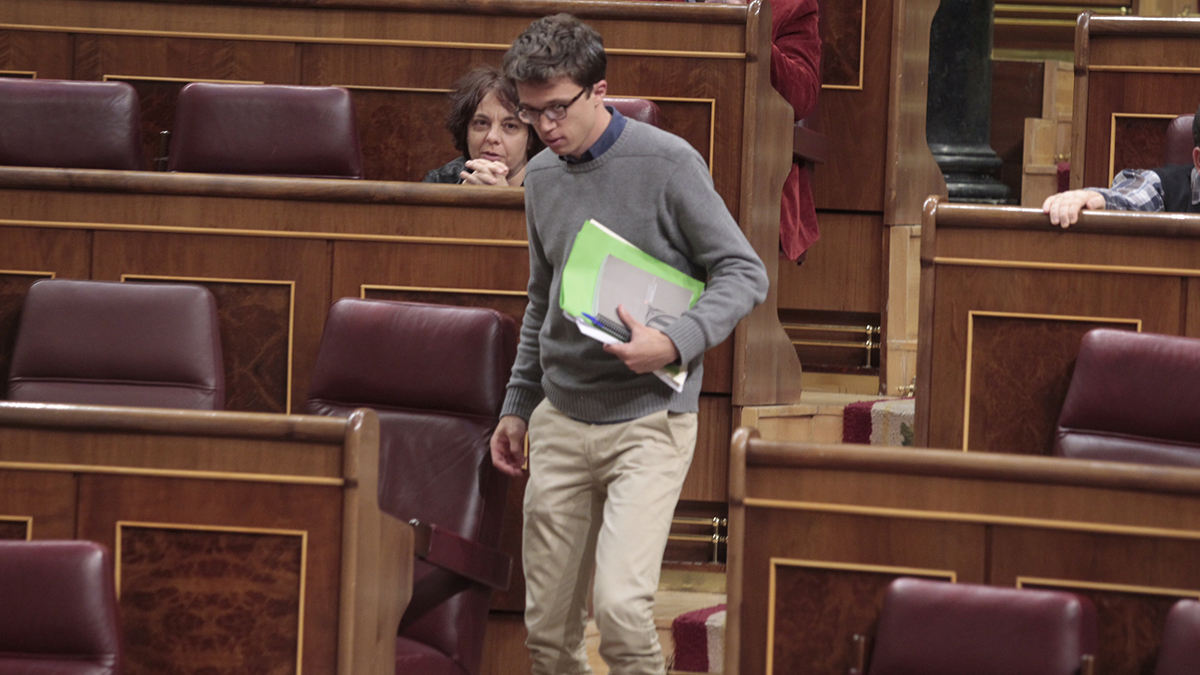 Iñigo Errejón de camino a su asiento en el Congreso de los Diputados. (Foto: Francisco Toledo)