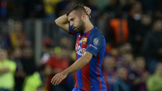 Jordi Alba, pensativo tras ser sustituido en un partido. (AFP)