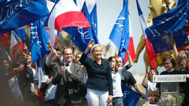 Las Bolsas y el euro sufrirán si triunfan los extremismos de Le Pen o Mélenchon en Francia