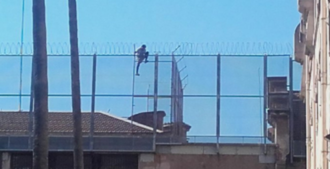 Un preso intenta fugarse por el tejado de la cárcel Modelo de Barcelona (Foto: Twitter)