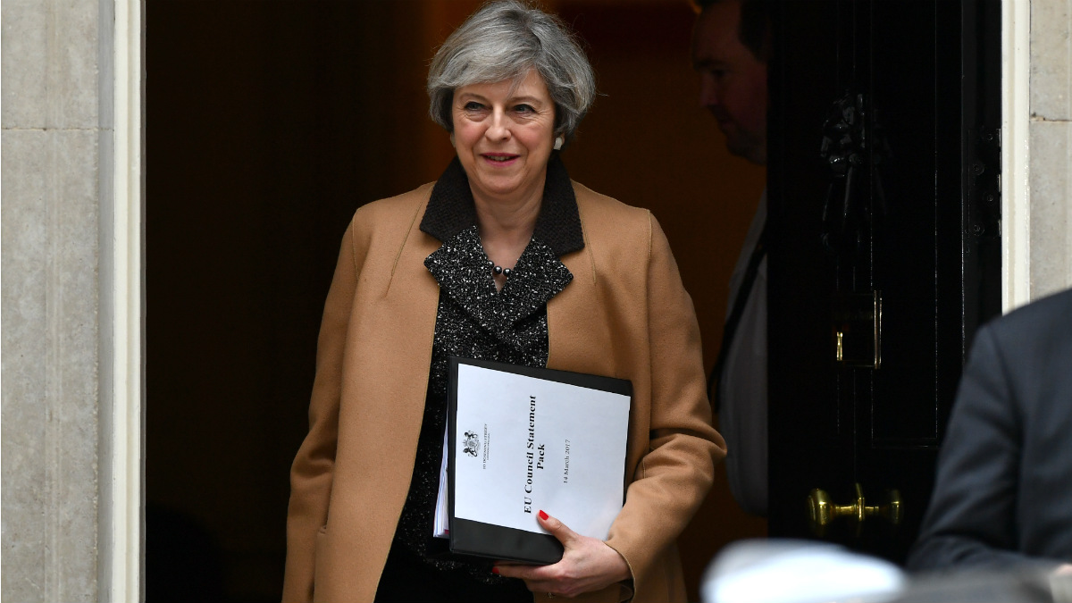 Theresa May sale de Downing Street con un informe sobre el último Consejo Europeo de Reino Unido como miembro de la UE. (AFP)