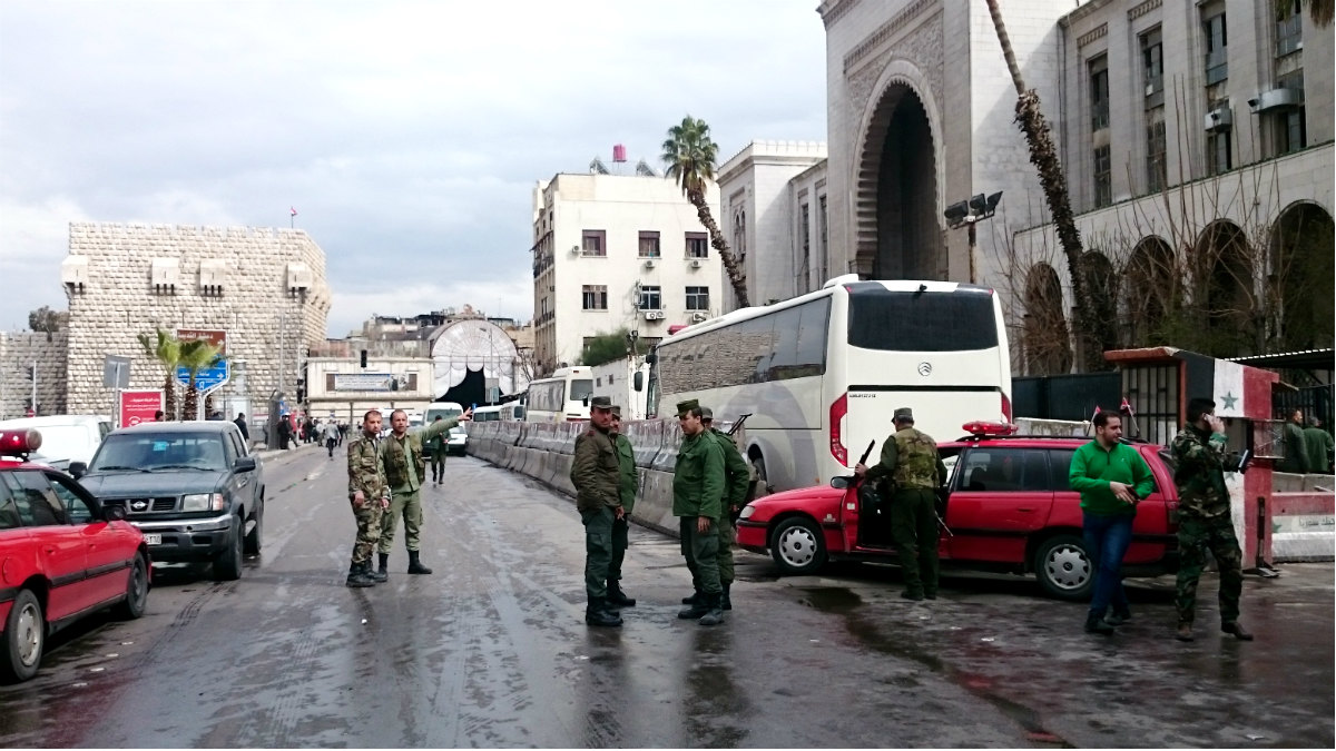 Las fuerzas de Seguridad acordonan los alrededores del Palacio de Justicia de Damasco, tras el atentado. (AFP)