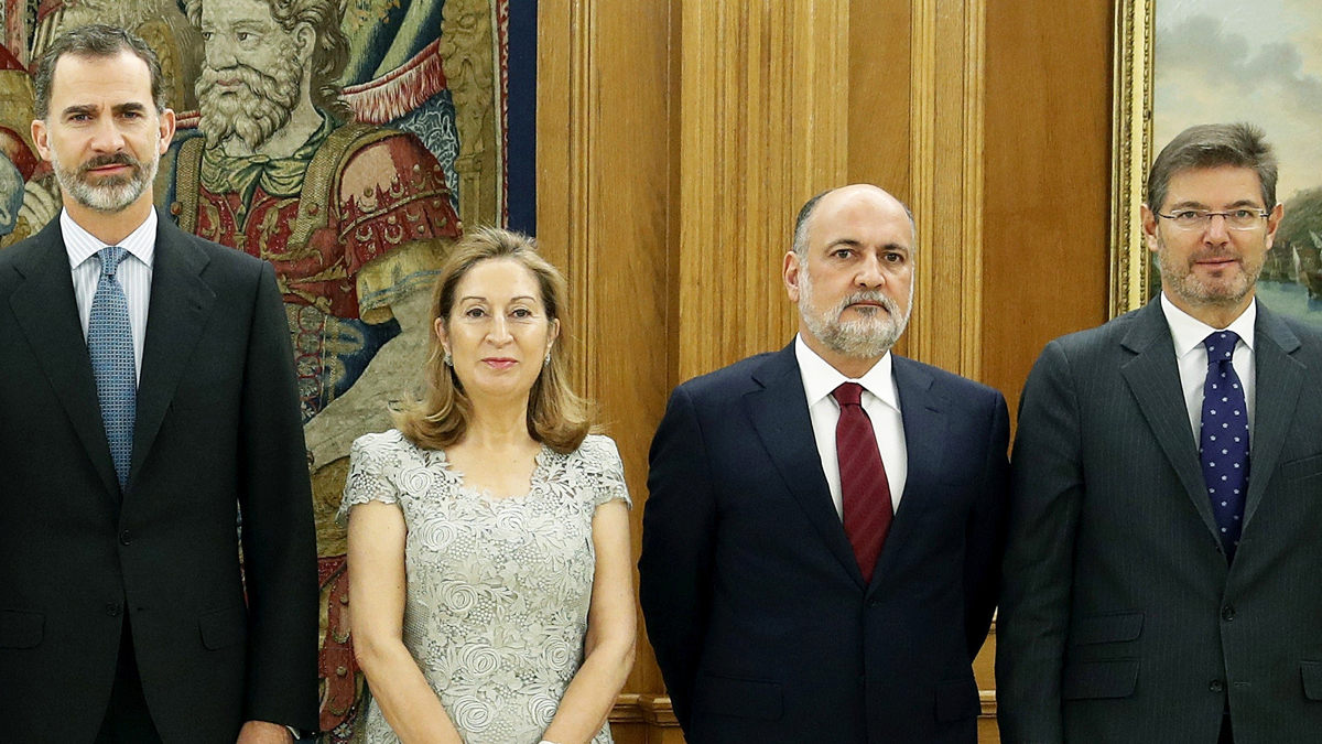 Francisco Pérez de los Cobos junto a Felipe VI, Ana Pastor y Rafael Catalá. (Foto: Getty)