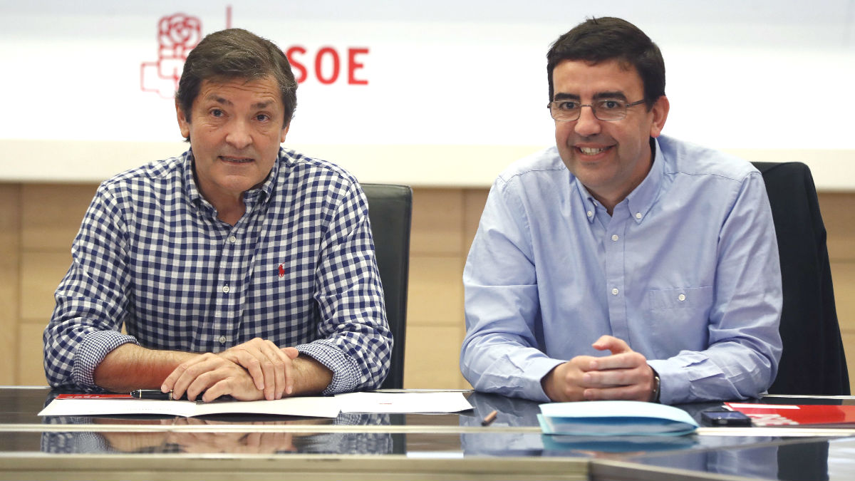 Javier Fernández y Mario Jiménez. (Foto: EFE)
