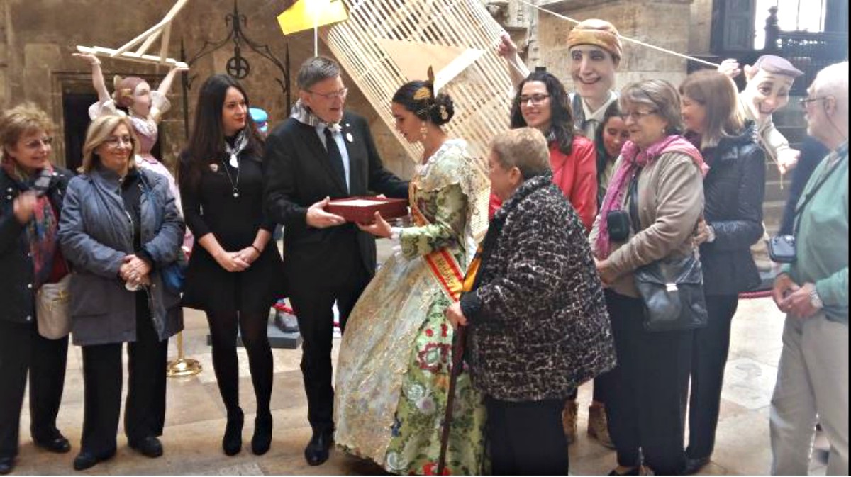 Fallas 2017, Recepción valencianos Avión fallero (Foto: Twitter)