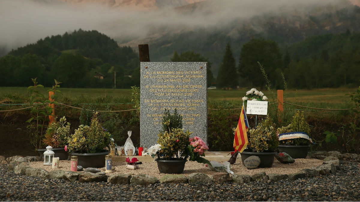 Una lápida rodeada de flores honra la memoria de las víctimas del avión de Germanwings estrellado en los Alpes franceses. (Foto: Getty)